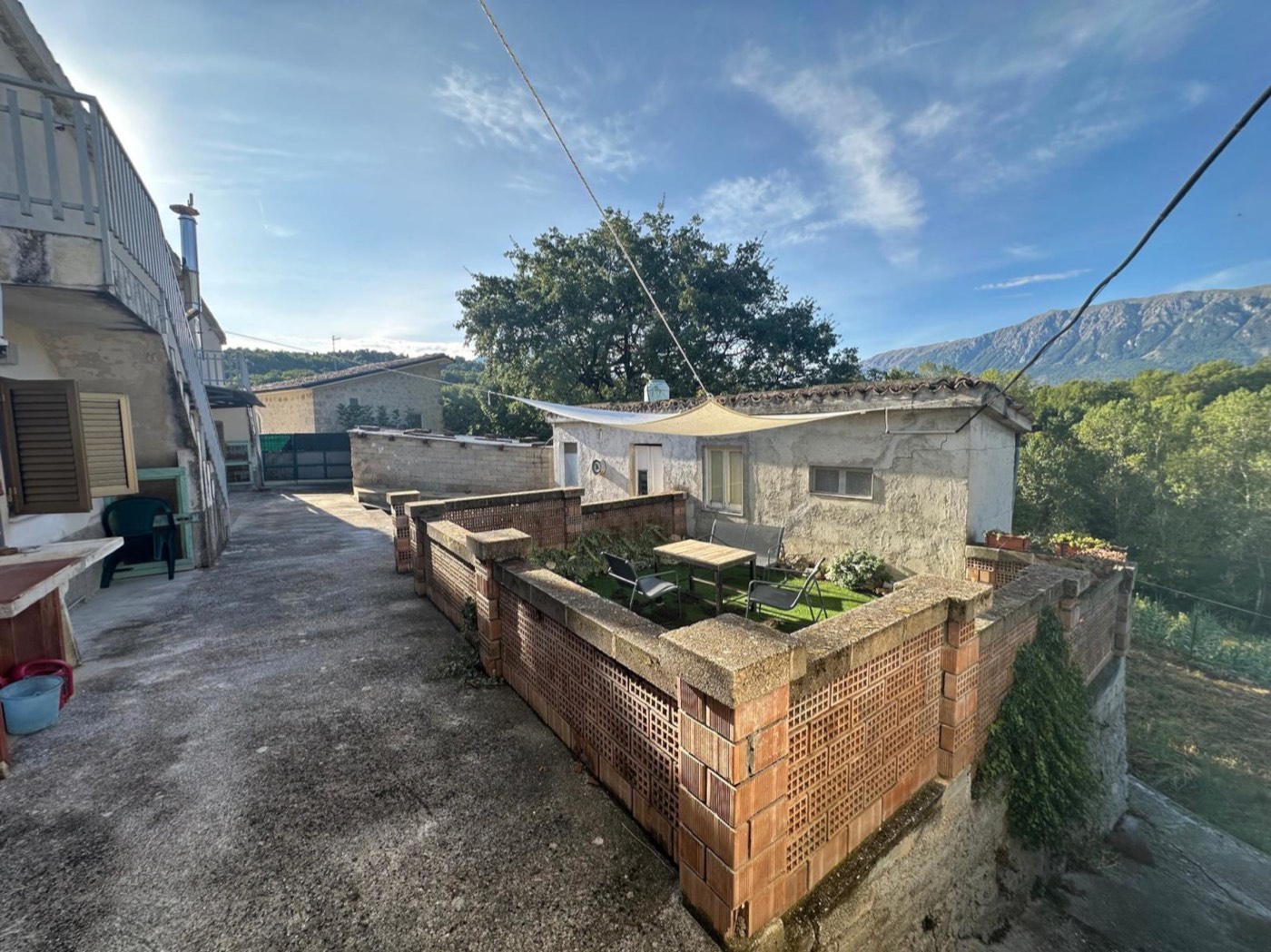 House and courtyard exteriors — 1335