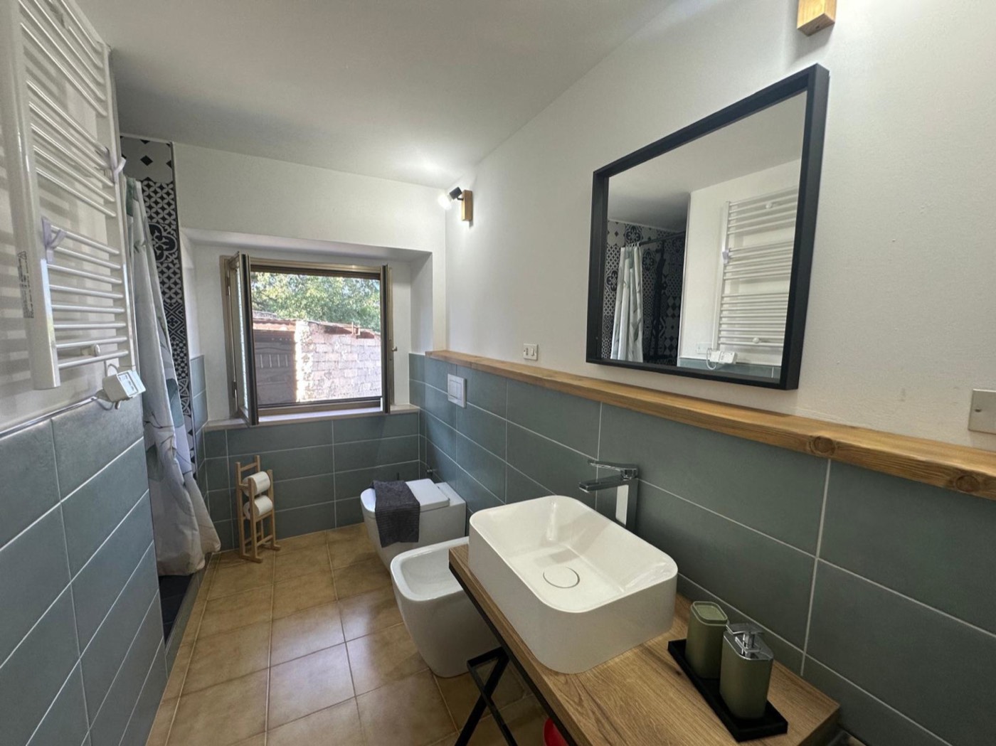 Bathrooms with shower and bathtub — 1335