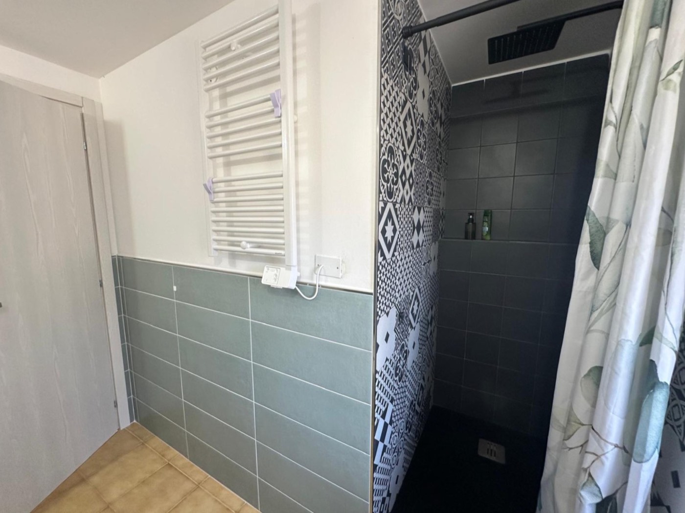 Bathrooms with shower and bathtub — 1335