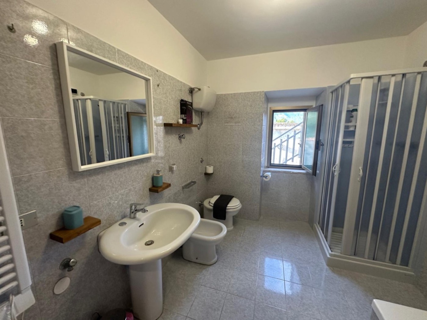 Bathrooms with shower and bathtub — 1335