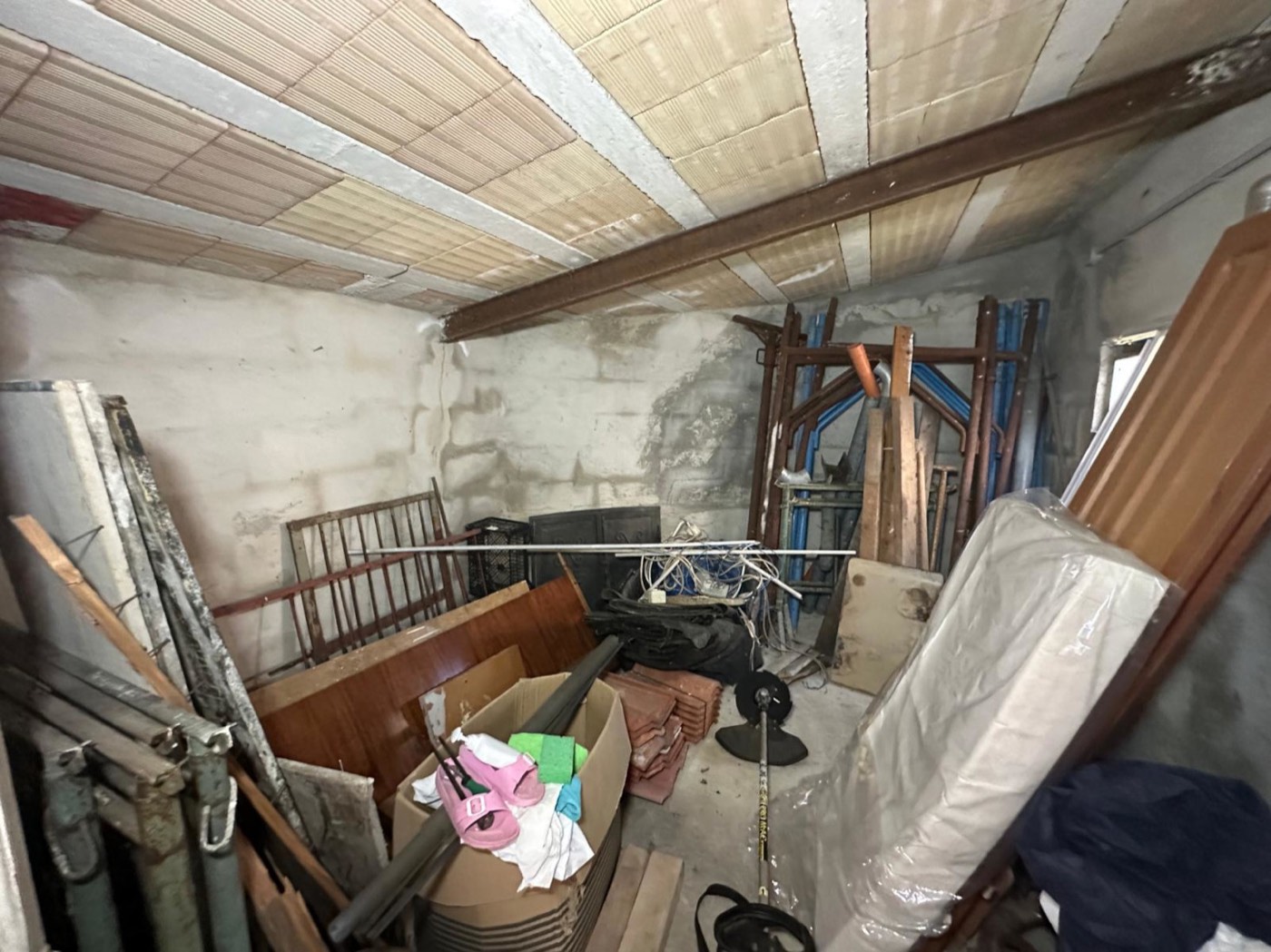 Outbuilding storage interiors — 1335