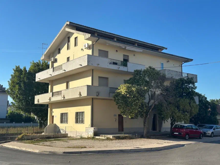 Apartment building in Manoppello with wraparound balconies