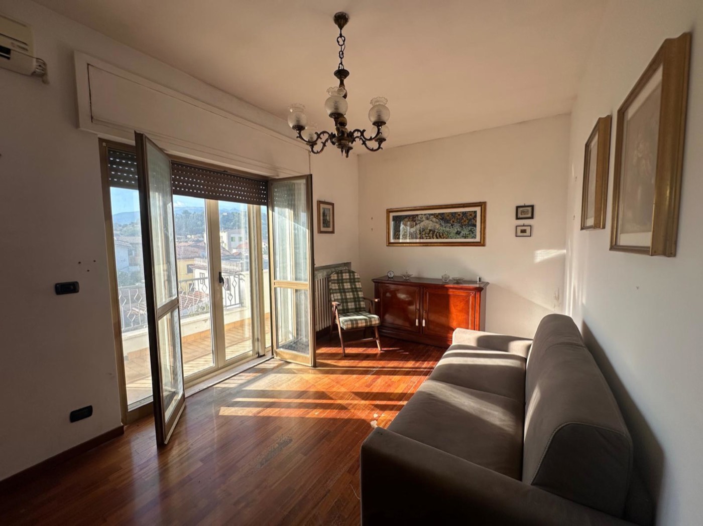 Living room with balcony doors — 1339