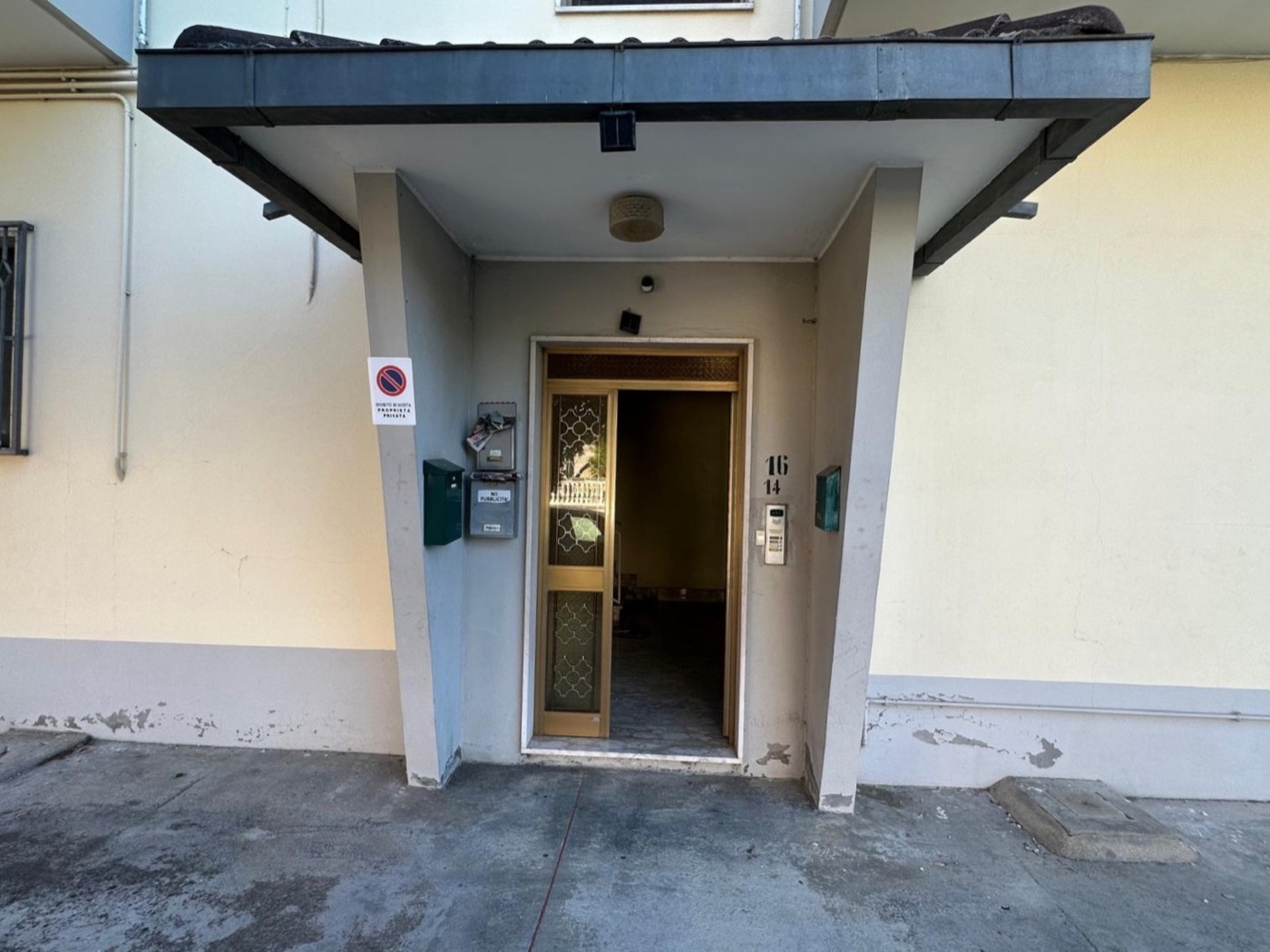 Building entrance — 1339