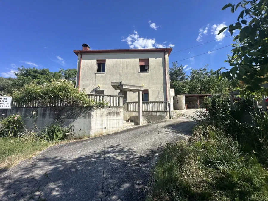 Two-level detached house in Loreto Aprutino with land