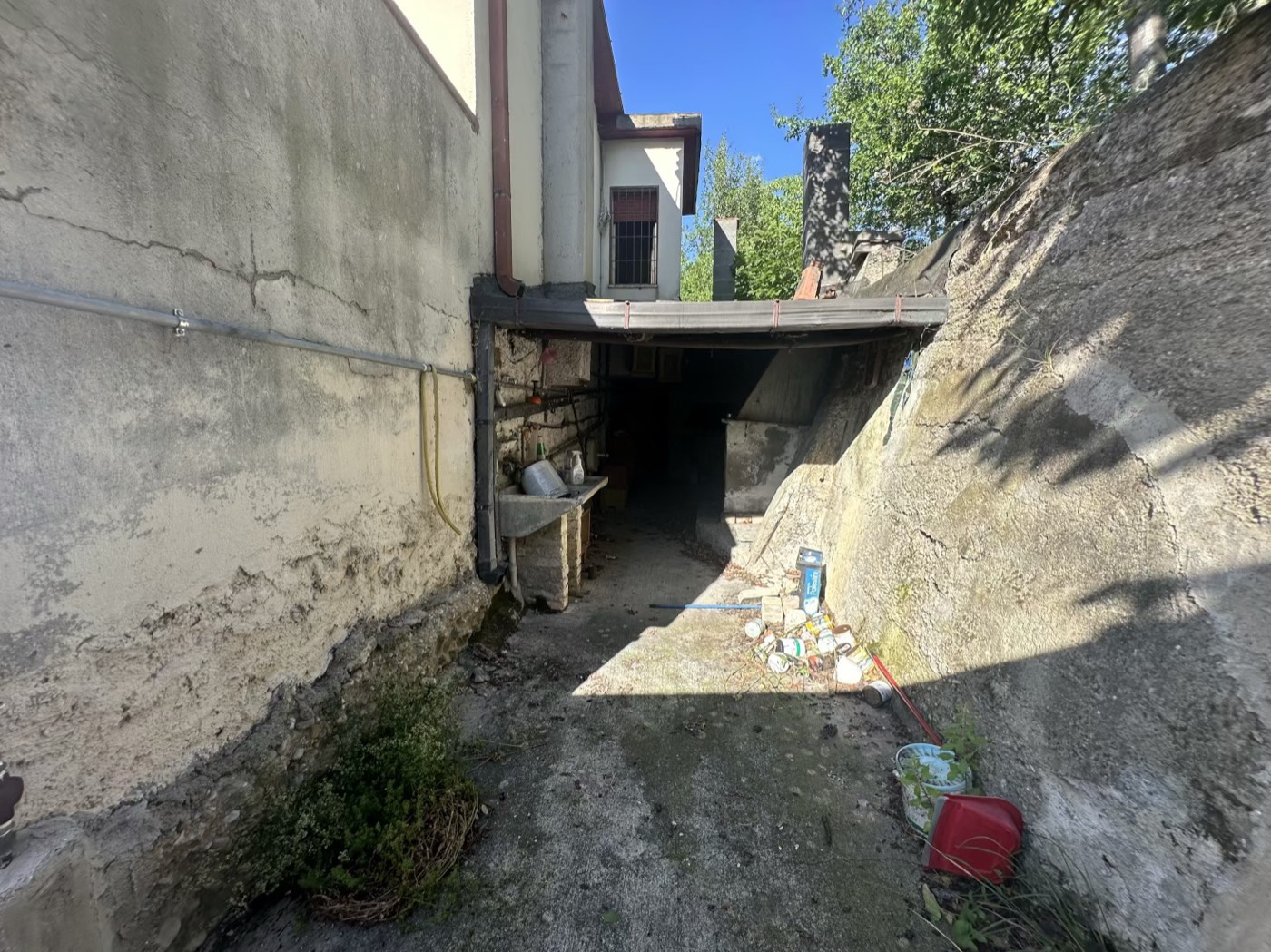 Outdoor passage beside the house — 1341