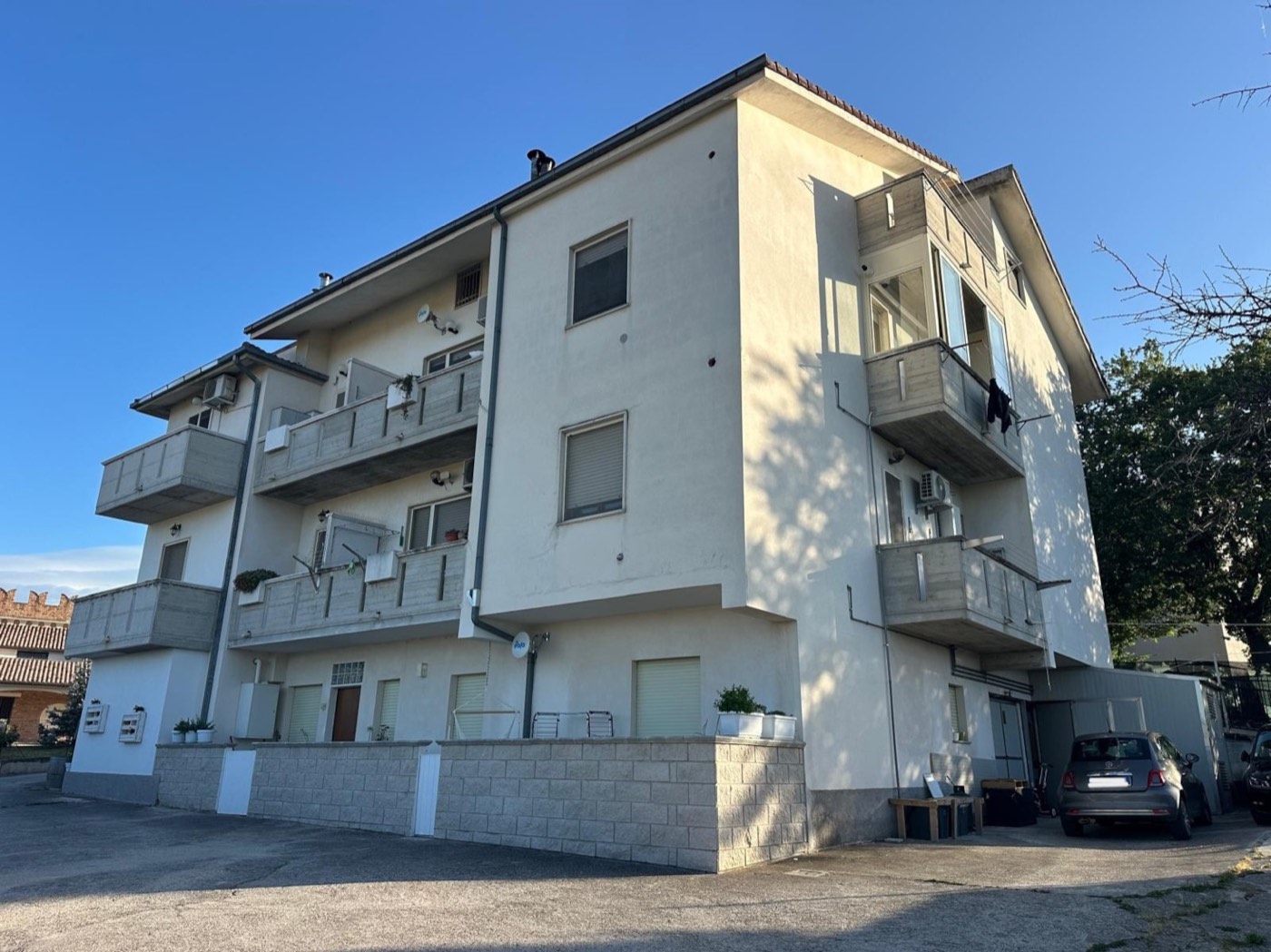 Building exterior and entrance courtyard — 1343