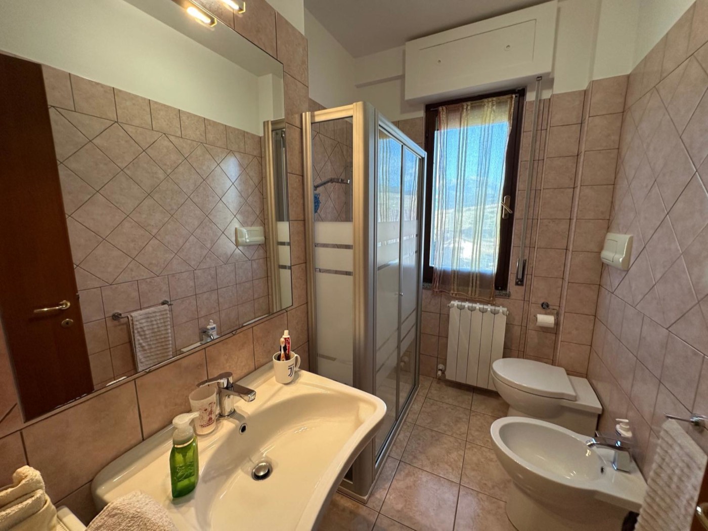 Bathrooms with showers — 1343