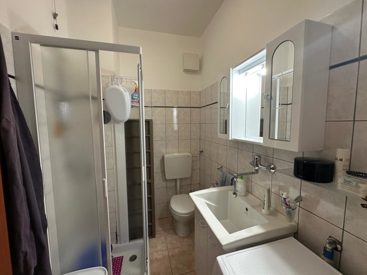 Bathrooms with showers — 1343