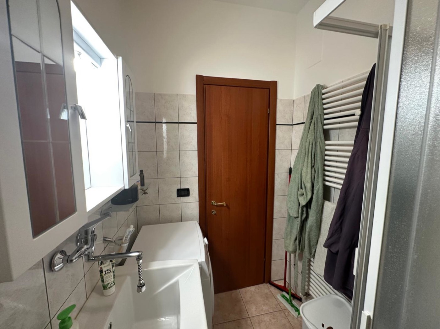 Bathrooms with showers — 1343