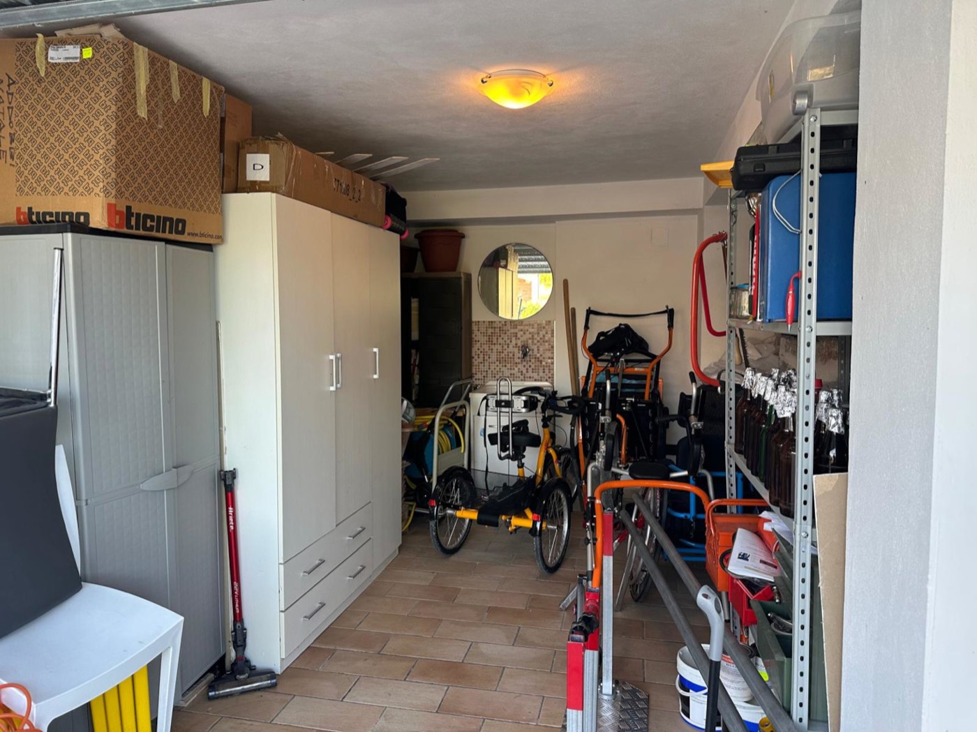 Garage interior — 1343