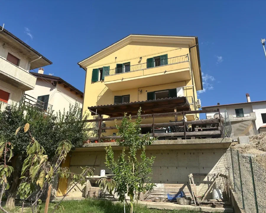 Detached house in Casoli di Atri with balconies and private courtyard