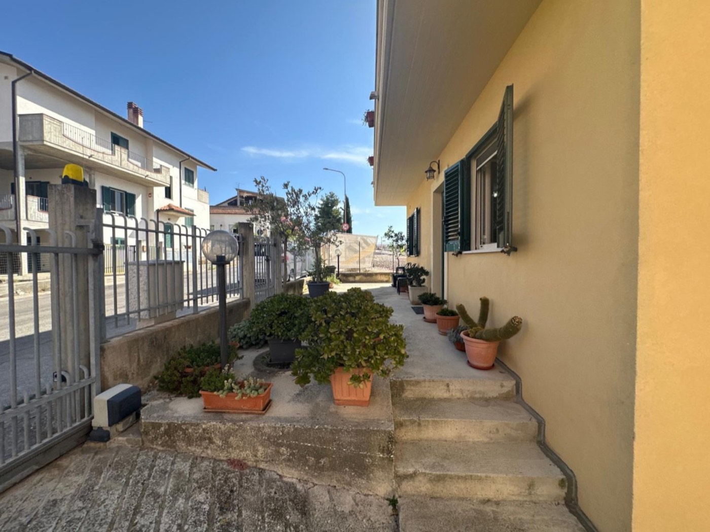 House exterior and entrance courtyard — 1344