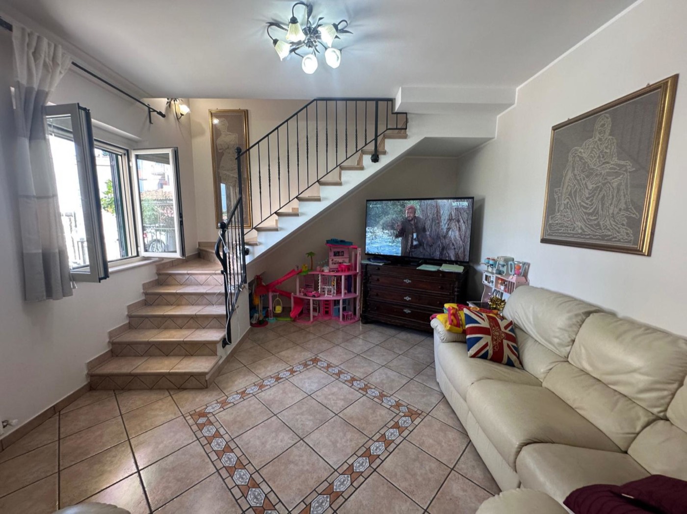 Living room and internal staircase — 1344