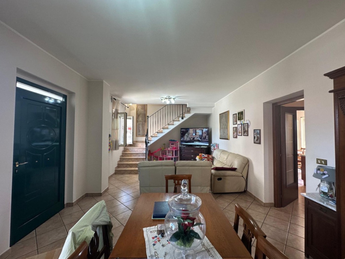 Living room and internal staircase — 1344