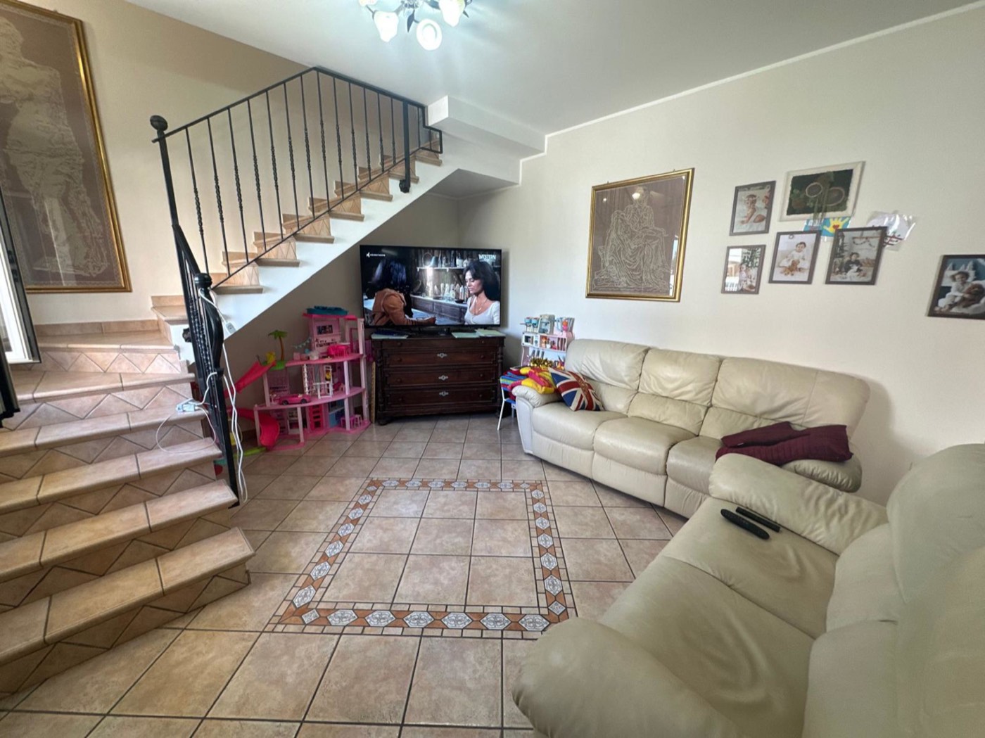 Living room and internal staircase — 1344
