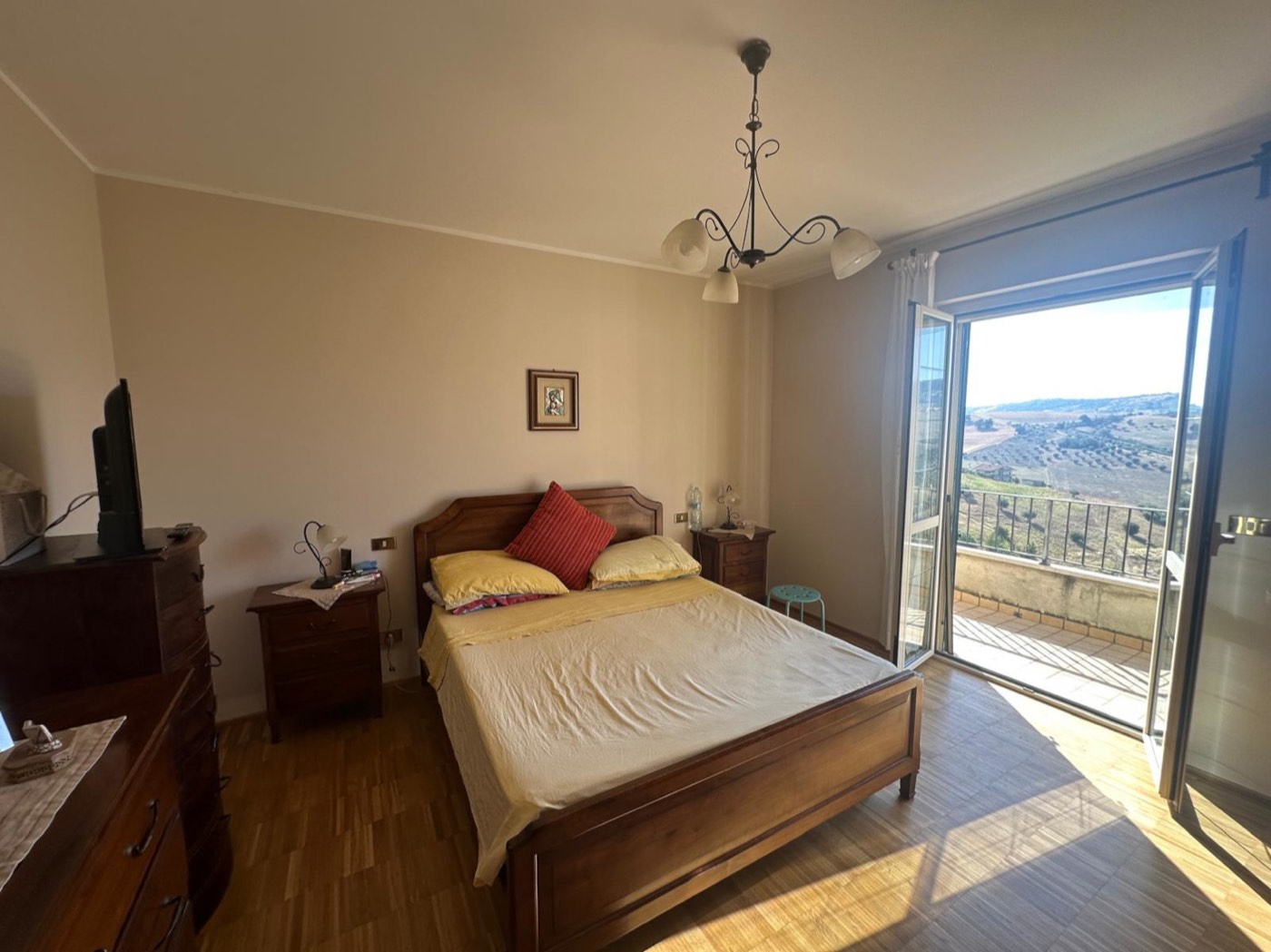 Bedroom with balcony access — 1344